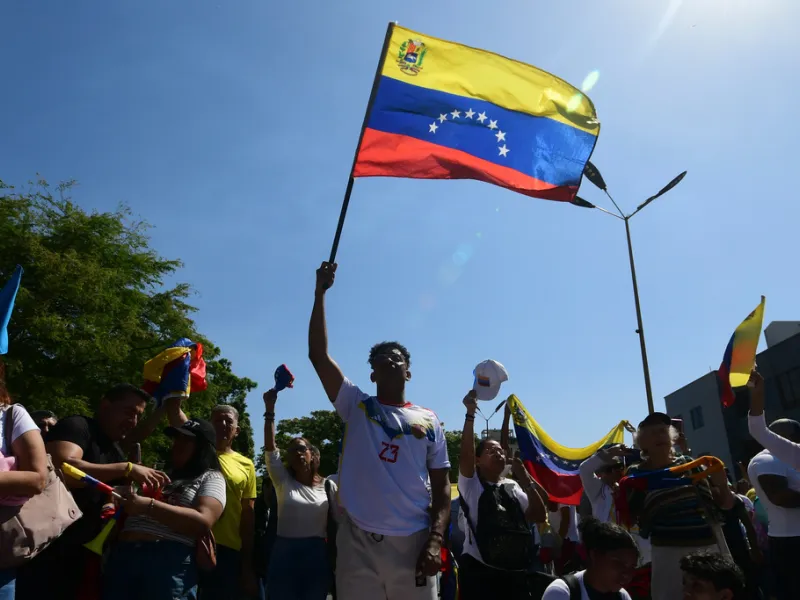 &Beta;&epsilon;&nu;&epsilon;&zeta;&omicron;&upsilon;έ&lambda;&alpha;: &Eta; &pi;&rho;ώ&tau;&eta; &mu;&epsilon;&gamma;ά&lambda;&eta; &delta;&iota;&alpha;&delta;ή&lambda;&omega;&sigma;&eta; &tau;&eta;&sigmaf; &alpha;&nu;&tau;&iota;&pi;&omicron;&lambda;ί&tau;&epsilon;&upsilon;&sigma;&eta;&sigmaf; &sigma;&tau;&eta; &mu;&epsilon;&tau;ά &Mu;&alpha;&delta;&omicron;ύ&rho;&omicron; &epsilon;&pi;&omicron;&chi;ή