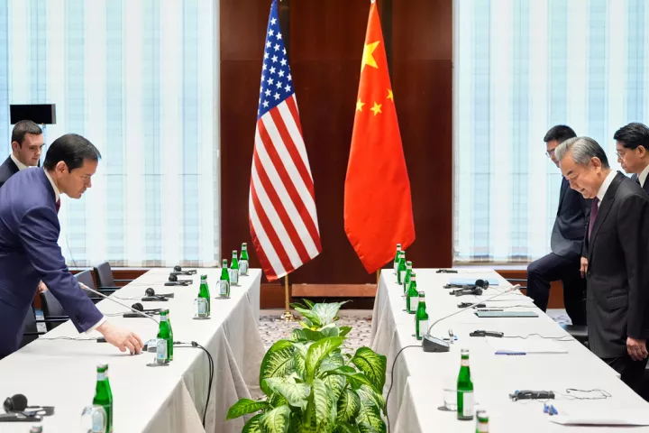 Επαφές Κινέζου ΥΠΕΞ με Ρούμπιο-Σιμπίχα: Στο επίκεντρο ΗΠΑ-Κίνα και Ουκρανία