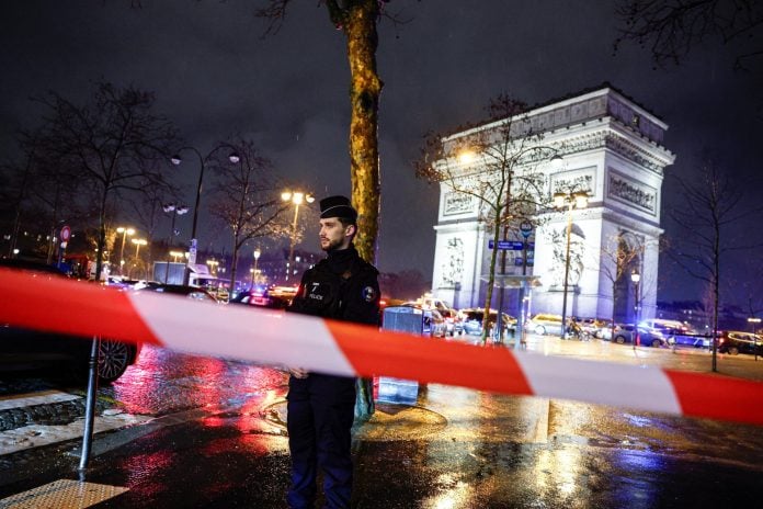 &Alpha;&sigma;&tau;&upsilon;&nu;&omicron;&mu;&iota;&kappa;&omicron;ί &pi;&upsilon;&rho;&omicron;&beta;ό&lambda;&eta;&sigma;&alpha;&nu; ά&nu;&delta;&rho;&alpha; &pi;&omicron;&upsilon; &tau;&omicron;&upsilon;&sigmaf; &alpha;&pi;&epsilon;ί&lambda;&eta;&sigma;&epsilon; &mu;&epsilon; &mu;&alpha;&chi;&alpha;ί&rho;&iota; &sigma;&tau;&omicron; &Pi;&alpha;&rho;ί&sigma;&iota;