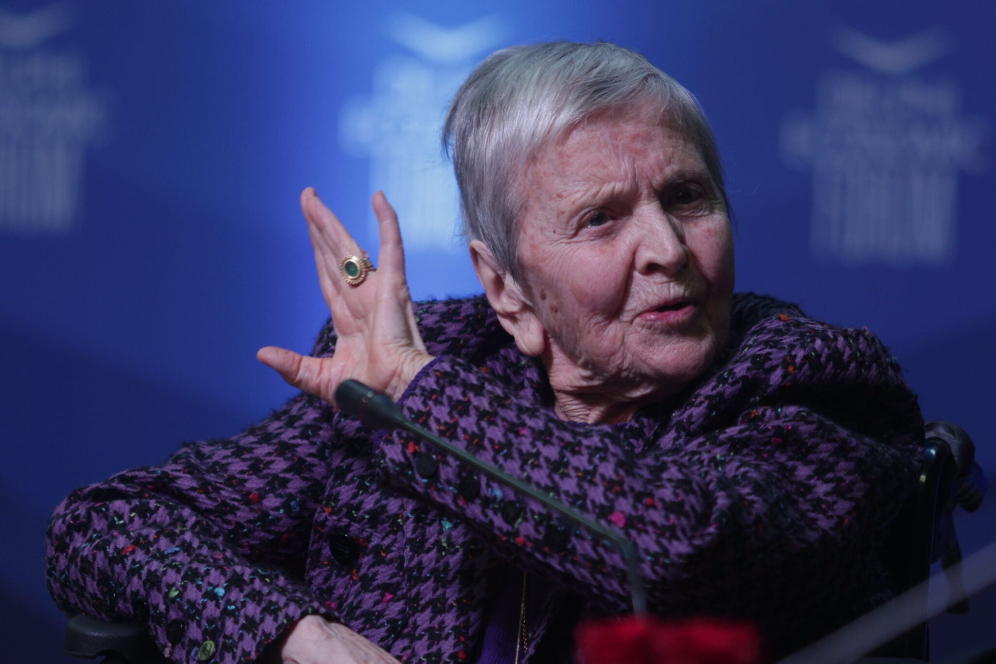 Έ&phi;&upsilon;&gamma;&epsilon; &eta; &sigma;&pi;&omicron;&upsilon;&delta;&alpha;ί&alpha; &iota;&sigma;&tau;&omicron;&rho;&iota;&kappa;ό&sigmaf; &Epsilon;&lambda;έ&nu;&eta; &Gamma;&lambda;ύ&kappa;&alpha;&tau;&zeta;&eta;-&Alpha;&rho;&beta;&epsilon;&lambda;έ&rho; &sigma;&epsilon; &eta;&lambda;&iota;&kappa;ί&alpha; 99 &epsilon;&tau;ώ&nu;