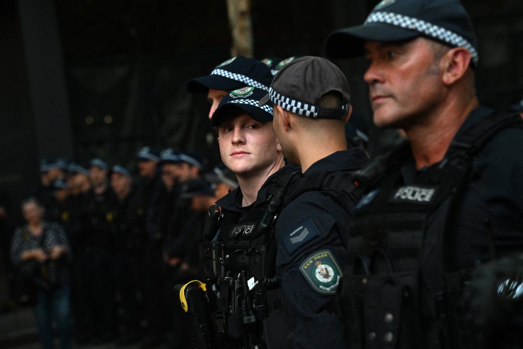 &Epsilon;&pi;ί&theta;&epsilon;&sigma;&eta; &mu;&epsilon; &mu;&alpha;&chi;&alpha;ί&rho;&iota; &sigma;&tau;&omicron; &Sigma;ί&delta;&nu;&epsilon;ϊ - Έ&nu;&alpha;&sigmaf; &nu;&epsilon;&kappa;&rho;ό&sigmaf; &kappa;&alpha;&iota; &delta;ύ&omicron; &tau;&rho;&alpha;&upsilon;&mu;&alpha;&tau;ί&epsilon;&sigmaf;