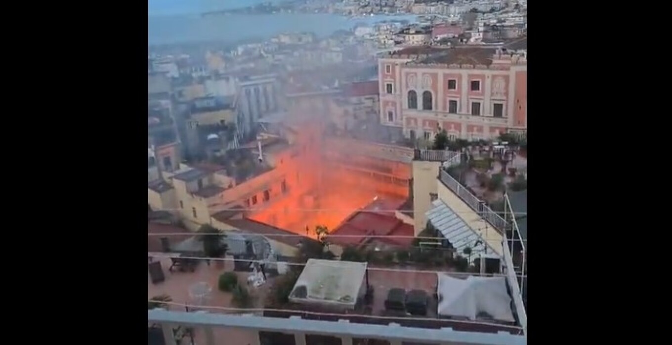 Πυρκαγιά κατέστρεψε το ιστορικό θέατρο Σανατζάρο της Νάπολης (vids)