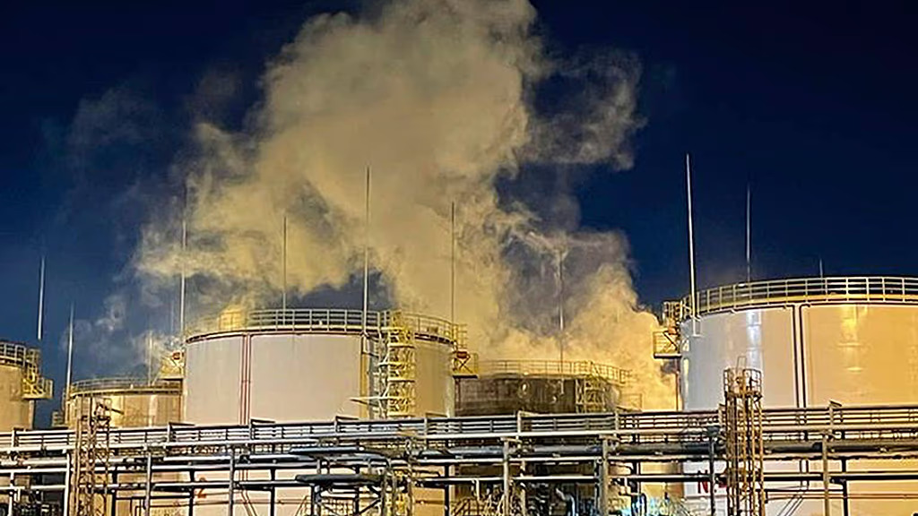 Ρωσία: Ουκρανικά πλήγματα σε διυλιστήριο πετρελαίου - Προκλήθηκε φωτιά (vid)