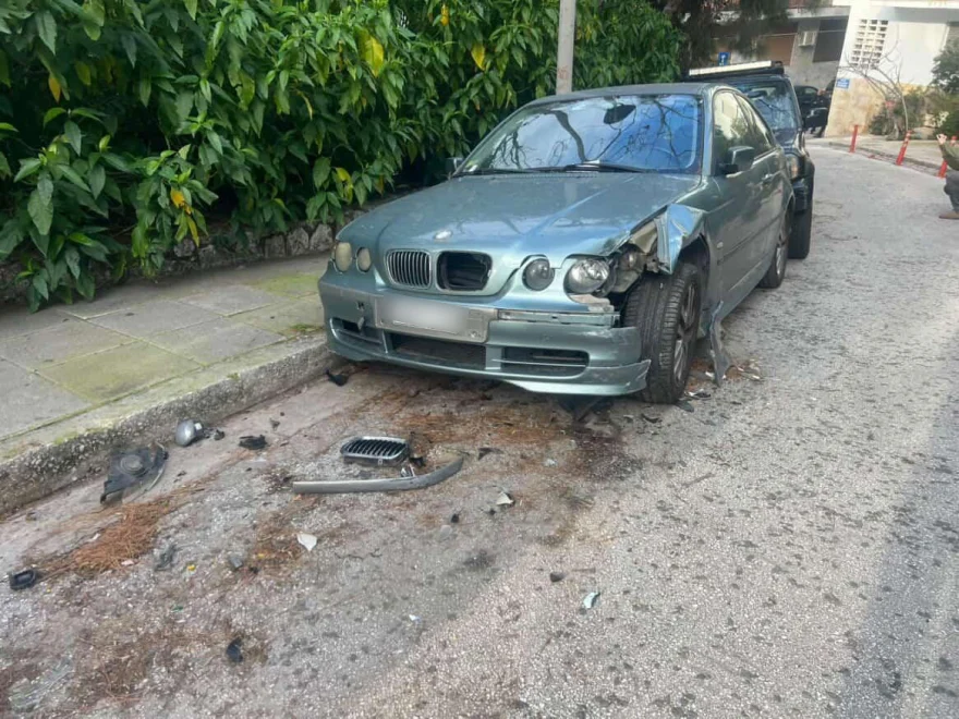 Ελλάδα: Τραγουδίστρια γνωστής μπάντας πήρε «σβάρνα» 5 αυτοκίνητα (vids+pics)