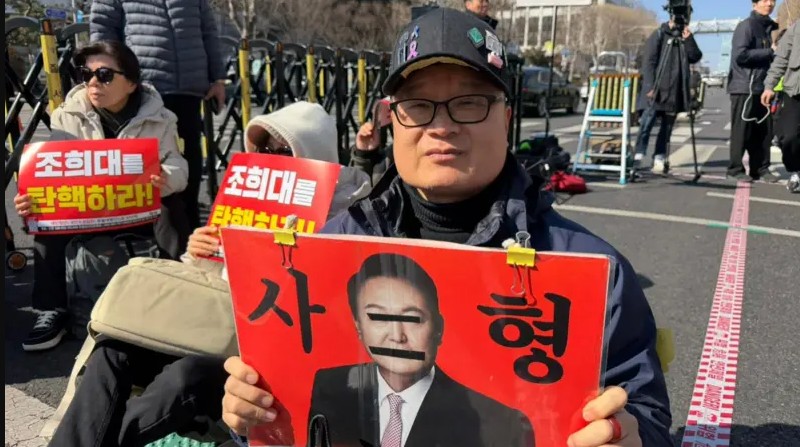 &Nu;ό&tau;&iota;&alpha; &Kappa;&omicron;&rho;έ&alpha;: &Alpha;&nu;&tau;&iota;&mu;έ&tau;&omega;&pi;&omicron;&sigmaf; &alpha;&kappa;ό&mu;&eta; &kappa;&alpha;&iota; &mu;&epsilon; &theta;&alpha;&nu;&alpha;&tau;&iota;&kappa;ή &pi;&omicron;&iota;&nu;ή &omicron; &kappa;&alpha;&theta;&alpha;&iota;&rho;&epsilon;&theta;έ&nu;&tau;&alpha;&sigmaf; &Pi;&rho;ό&epsilon;&delta;&rho;&omicron;&sigmaf;