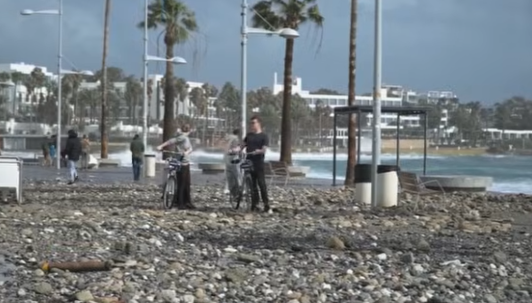 Πάφος: Σφοδρή θαλασσοταραχή προκάλεσε ζημιές στο παραλιακό μέτωπο (vid)