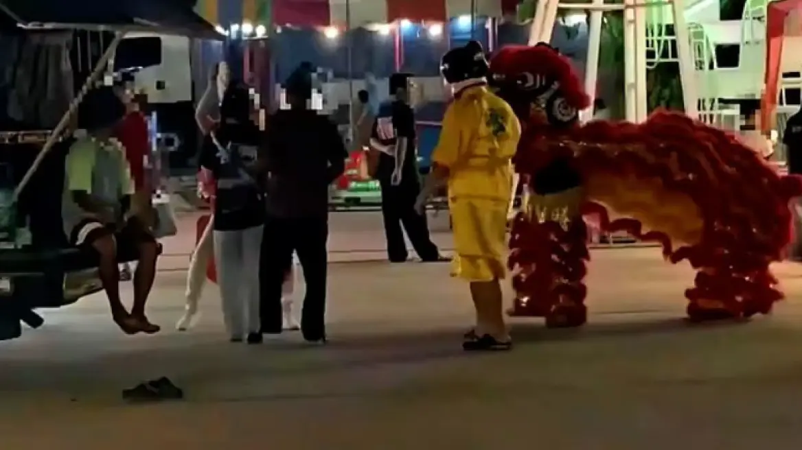 Ταϊλάνδη: Αστυνομικοί φόρεσαν στολή λιονταριού για να τσακώσουν κλέφτη (VID)