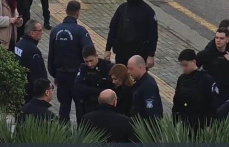 Με μπαστούνι και κουτσαίνοντας εμφανίστηκε η Πισπιριγκου στο δικαστήριο