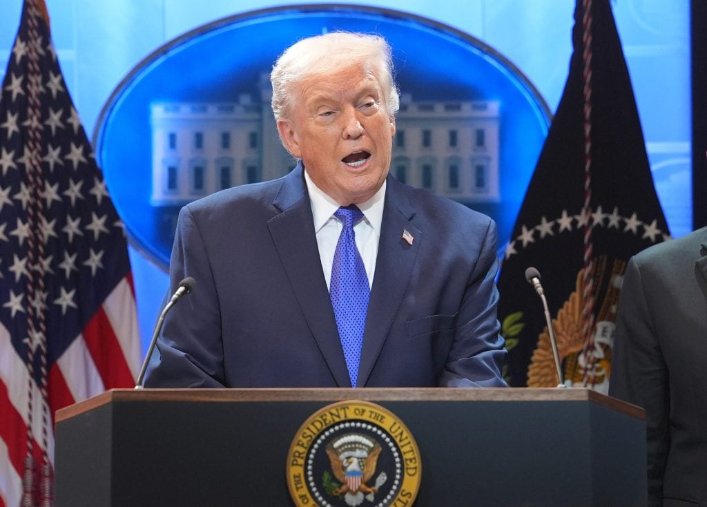 &Tau;&rho;&alpha;&mu;&pi;: &Omicron;&iota; &delta;&alpha;&sigma;&mu;&omicron;ί &theta;&alpha; &pi;&alpha;&rho;&alpha;&mu;&epsilon;ί&nu;&omicron;&upsilon;&nu; &sigma;&epsilon; &iota;&sigma;&chi;ύ &ndash; &laquo;&Epsilon;&pi;&iota;&beta;ά&lambda;&lambda;&omega; &epsilon;&pi;&iota;&pi;&lambda;έ&omicron;&nu; 10%&raquo; (&Beta;&Iota;&Nu;&Tau;&Epsilon;&Omicron;)