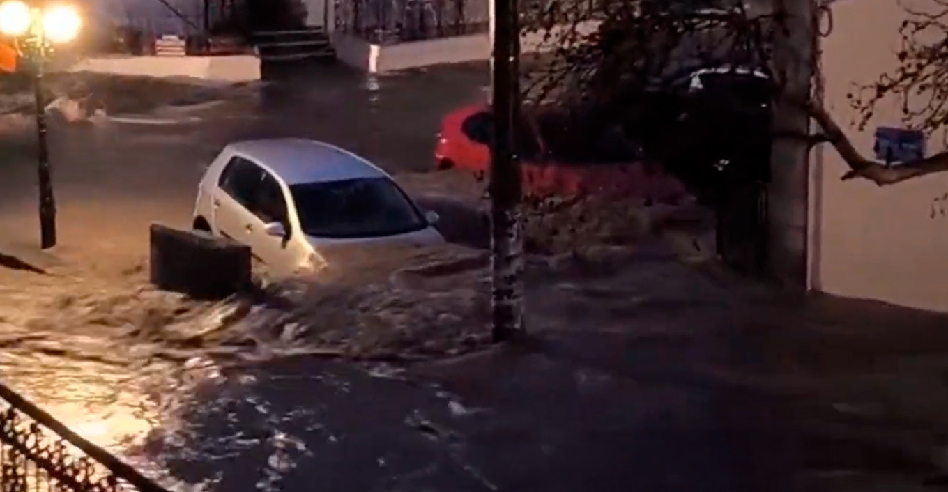 Σοβαρά προβλήματα στη Λήμνο λόγω κακοκαιρίας - Υπερχείλισε χείμαρρος (vid)