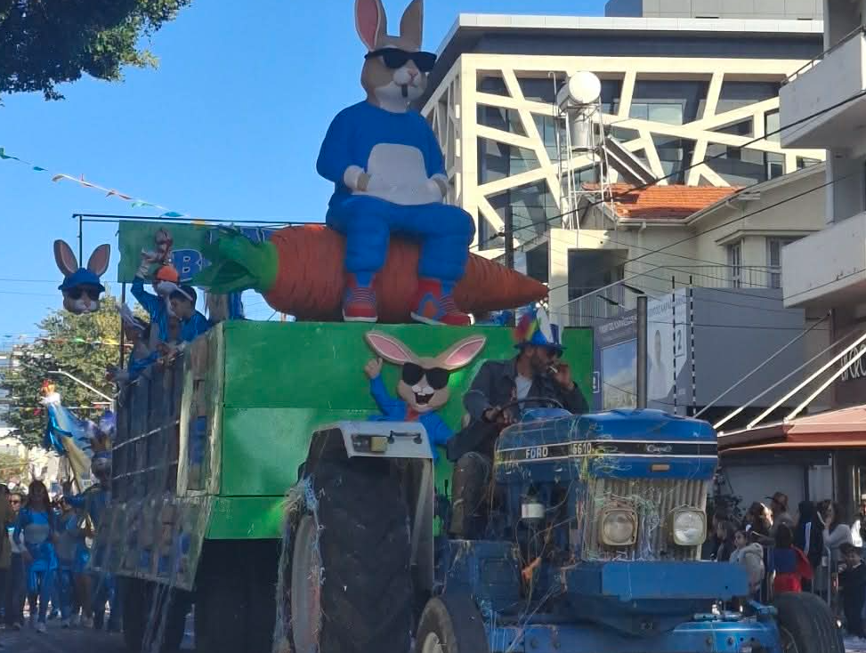 Σε ξέφρενους ρυθμούς καρναβαλιού η Λεμεσός–Σε εξέλιξη η μεγάλη παρέλαση (vid)