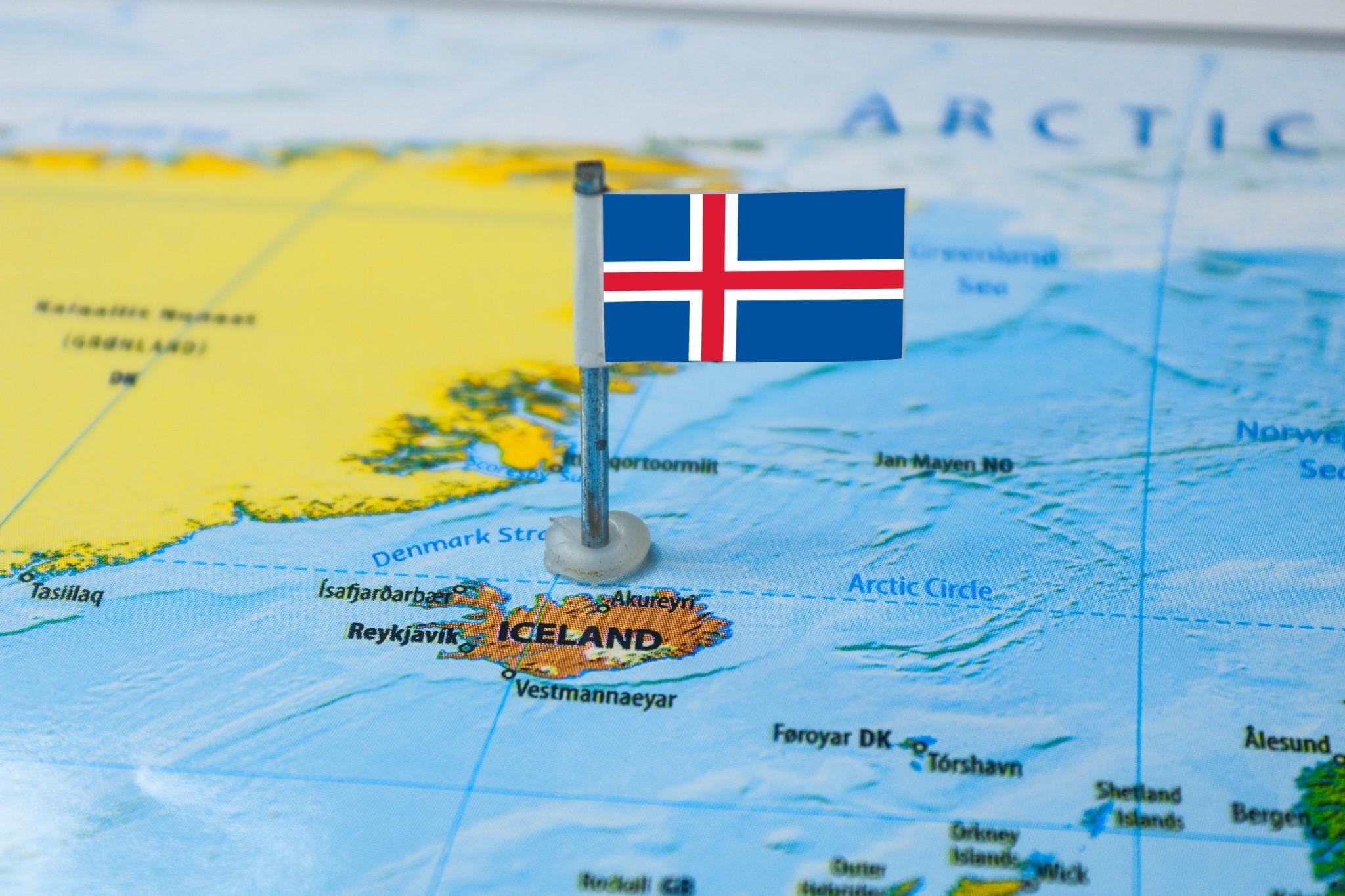 &Iota;&sigma;&lambda;&alpha;&nu;&delta;ί&alpha;: &Delta;&eta;&mu;&omicron;&psi;ή&phi;&iota;&sigma;&mu;&alpha; &gamma;&iota;&alpha; έ&nu;&tau;&alpha;&xi;&eta; &sigma;&tau;&eta;&nu; &Epsilon;&Epsilon; &laquo;&tau;&omicron;&upsilon;&sigmaf; &epsilon;&pi;ό&mu;&epsilon;&nu;&omicron;&upsilon;&sigmaf; &mu;ή&nu;&epsilon;&sigmaf;&raquo;