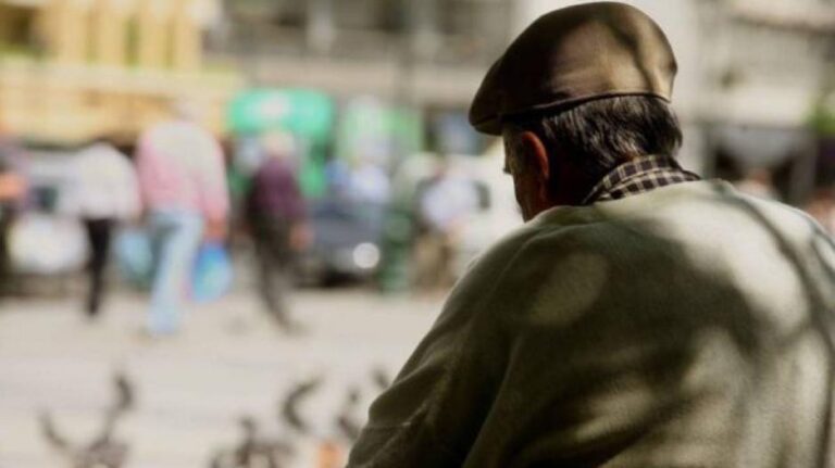 Διαμαρτυρία συνταξιούχων για αναβολή ψήφισης πρότασης για ασφαλιστική κάλυψη