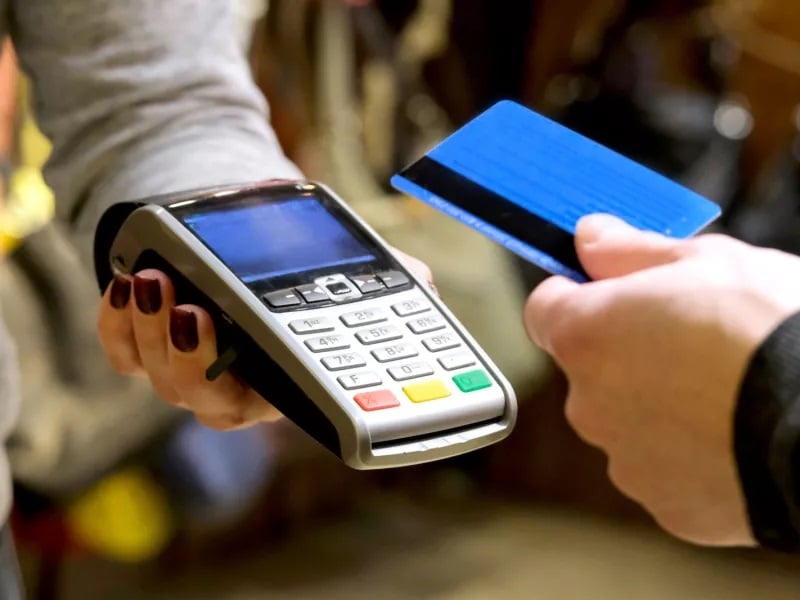 Επιτήδειοι παριστάνουν τους τραπεζικούς λειτουργούς για να εξαπατούν πολίτες