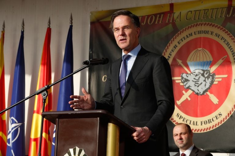 &Mu;ά&rho;&kappa; &Rho;&omicron;ύ&tau;&epsilon;: &Sigma;&tau;ή&rho;&iota;&xi;&eta; &sigma;&tau;&iota;&sigmaf; &epsilon;&pi;&iota;&chi;&epsilon;&iota;&rho;ή&sigma;&epsilon;&iota;&sigmaf; &kappa;&alpha;&tau;ά &tau;&omicron;&upsilon; &Iota;&rho;ά&nu; &chi;&omega;&rho;ί&sigmaf; &epsilon;&mu;&pi;&lambda;&omicron;&kappa;ή &tau;&omicron;&upsilon; &Nu;&Alpha;&Tau;&Omicron;