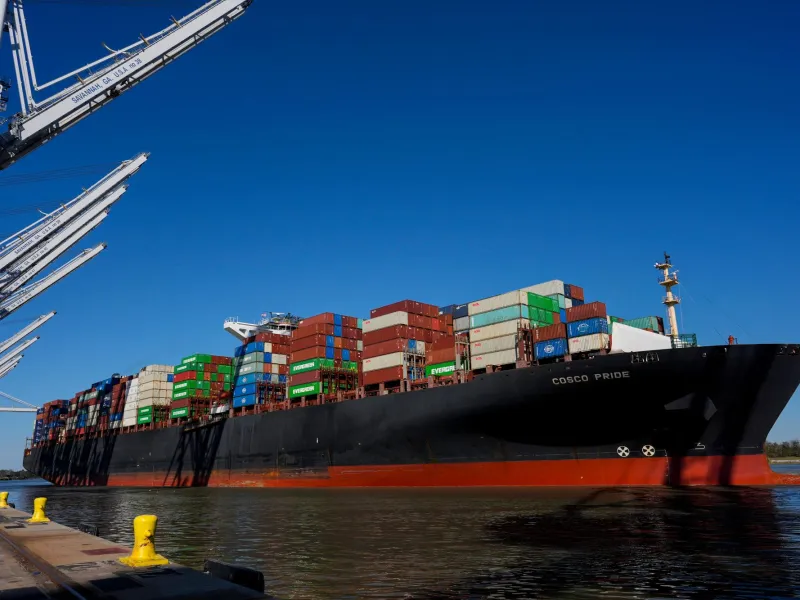 Cosco: Σταματά τις νέες κρατήσεις φορτίων εν μέσω έντασης στο Στενό του Ορμούζ