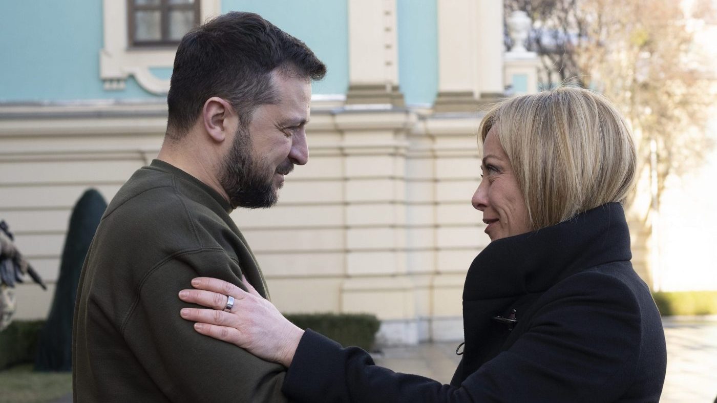 &Epsilon;&pi;&iota;&kappa;&omicron;&iota;&nu;&omega;&nu;ί&alpha; &Mu;&epsilon;&lambda;ό&nu;&iota;-&Zeta;&epsilon;&lambda;έ&nu;&sigma;&kappa;&iota;: A&nu;&alpha;&gamma;&kappa;&alpha;ί&alpha; &eta; &sigma;ύ&gamma;&kappa;&lambda;&iota;&sigma;&eta; &alpha;&pi;ό&psi;&epsilon;&omega;&nu; &mu;&epsilon;&tau;&alpha;&xi;ύ &epsilon;&tau;&alpha;ί&rho;&omega;&nu; &Epsilon;&Epsilon;-&Eta;&Pi;&Alpha;