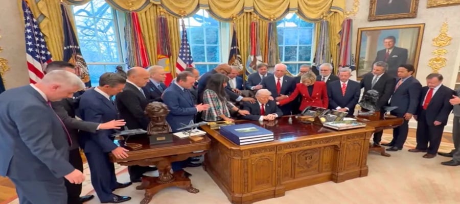 Τραμπ: Προσευχή με πάστορες για την επιτυχία των ΗΠΑ στον πόλεμο με Ιράν (VID)