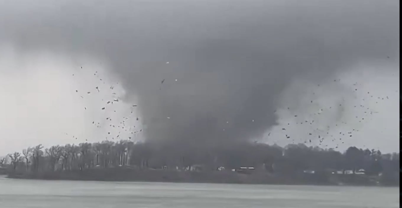 Ανεμοστρόβιλοι σάρωσαν το Μίσιγκαν - Τουλάχιστον 4 νεκροί - Δείτε βίντεο