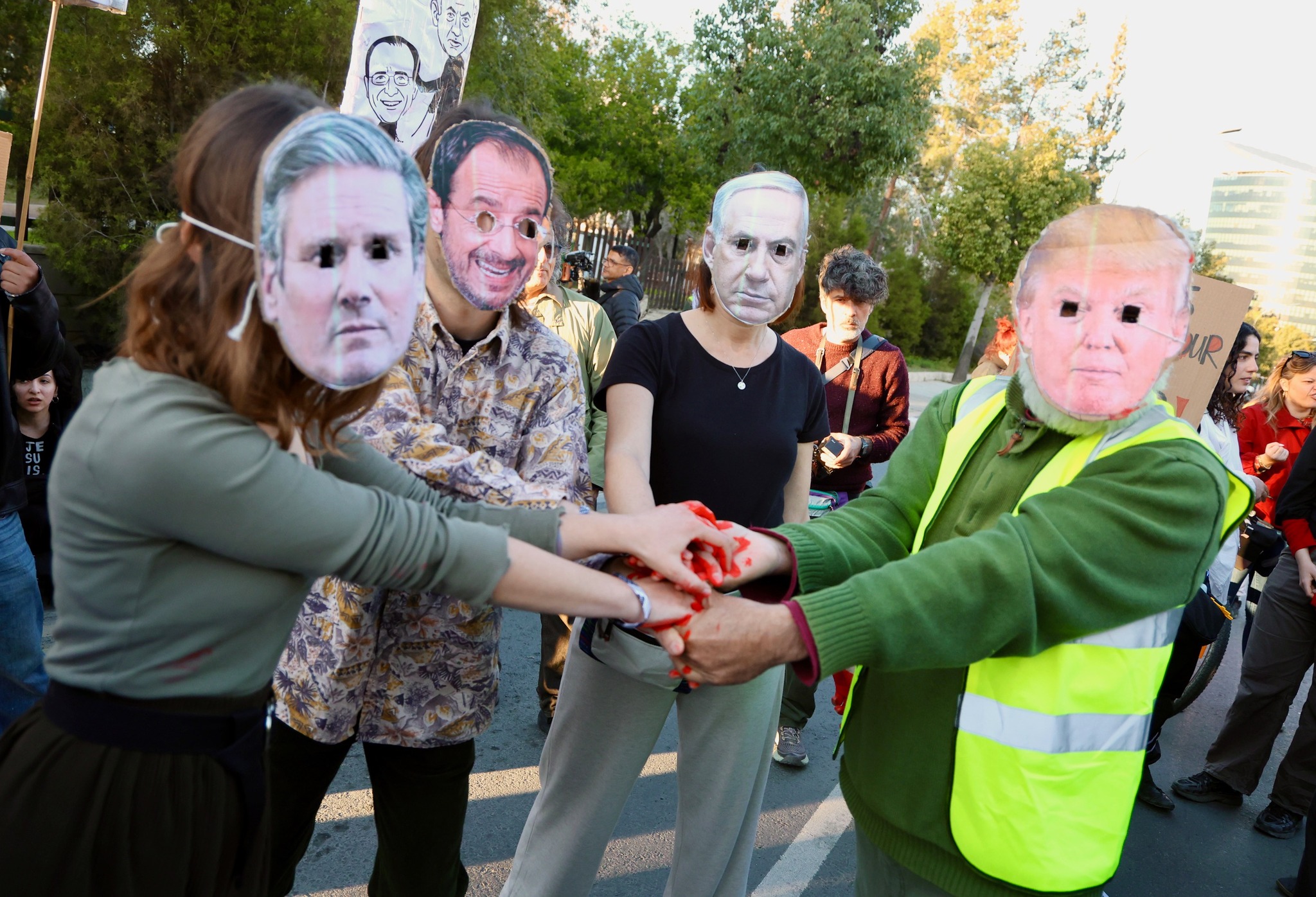 Διαμαρτυρία έξω από το Προεδρικό-«Έξω οι Βάσεις, όχι στη συμμαχία του πολέμου»