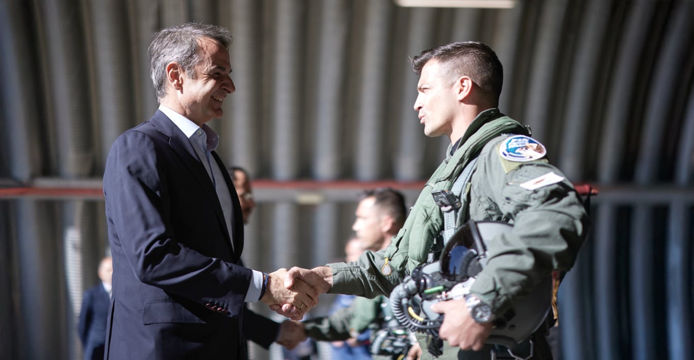 Ο Μητσοτάκης συνάντησε τους πιλότους των ελληνικών F-16 στην Κύπρο (ΦΩΤΟ)