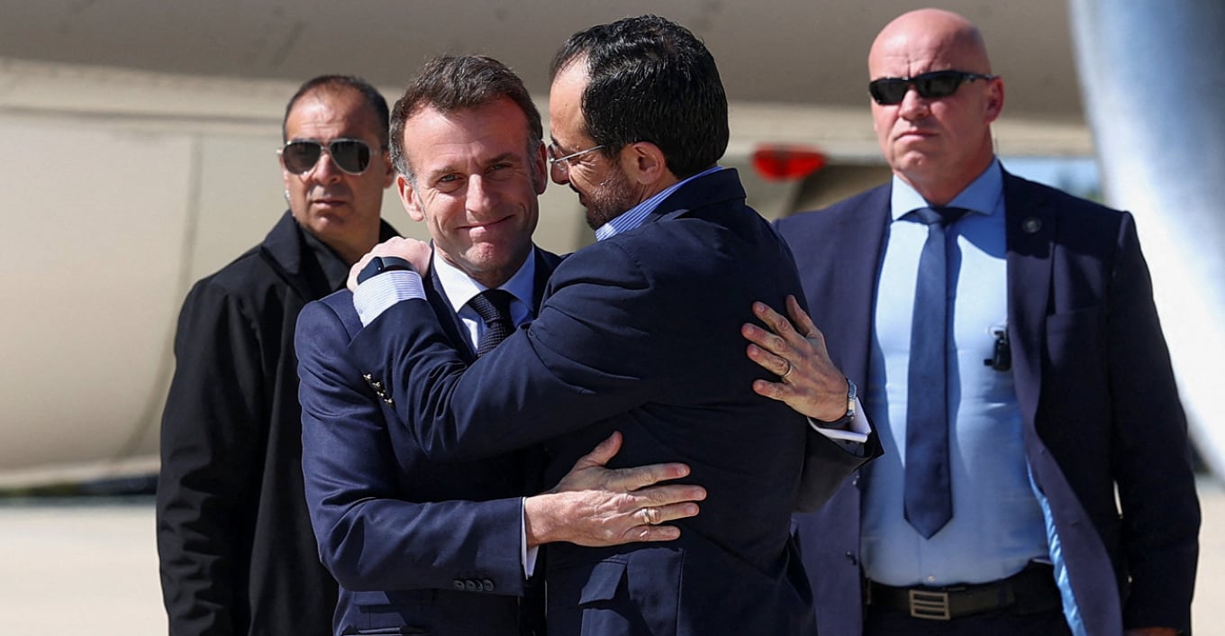 Βρετανικά ΜΜΕ για ΠτΔ-Μακρόν: «Η αγκαλιά που ντρόπιασε τον Στάρμερ»