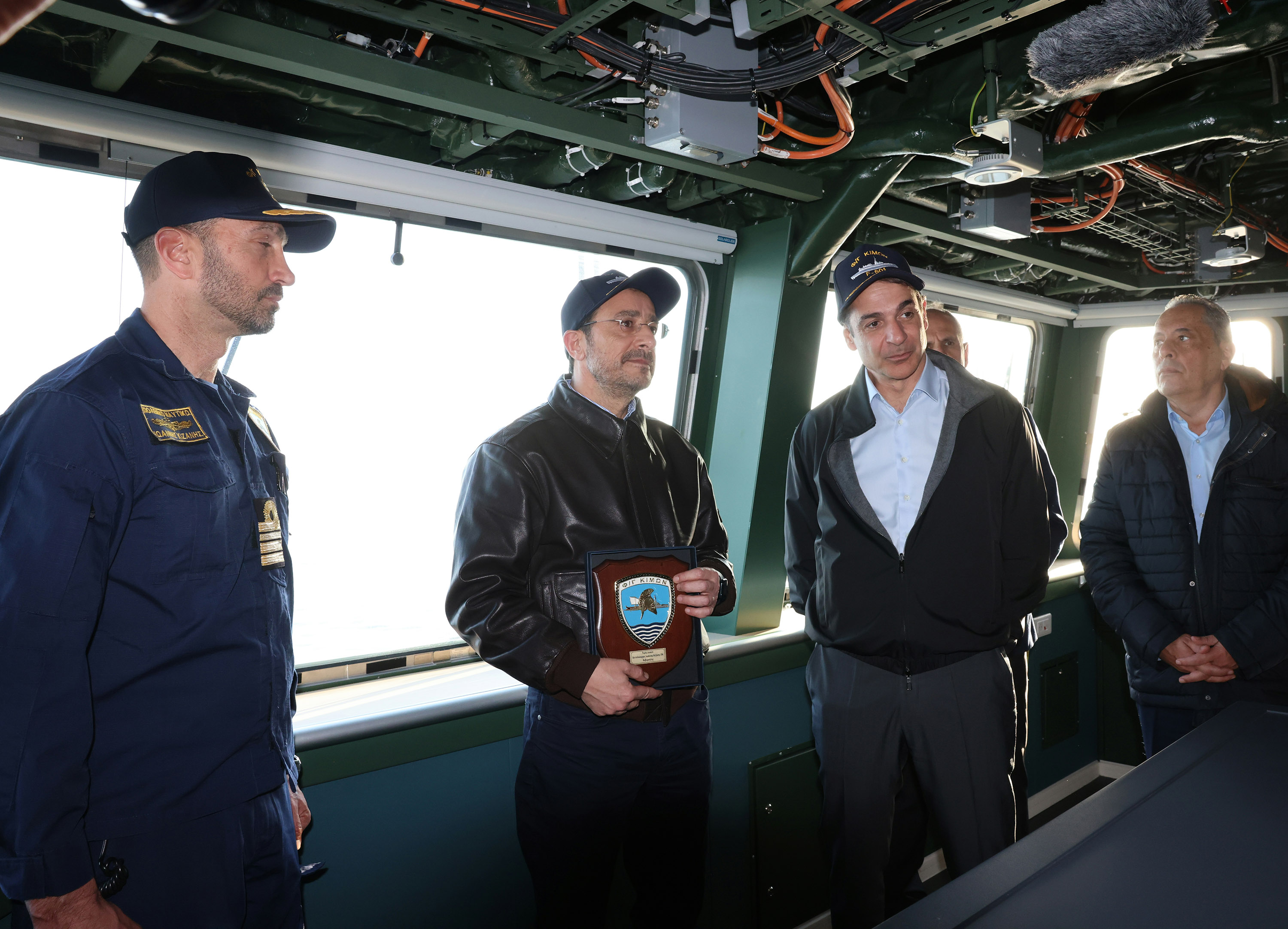 &Mu;&eta;&tau;&sigma;&omicron;&tau;ά&kappa;&eta;&sigmaf; &alpha;&pi;ό &phi;&rho;&epsilon;&gamma;ά&tau;&alpha; &Kappa;ί&mu;&omega;&nu;: &laquo;&Epsilon;&delta;ώ &theta;&alpha; &epsilon;ί&mu;&alpha;&sigma;&tau;&epsilon; ό&pi;&omicron;&tau;&epsilon; &chi;&rho;&epsilon;&iota;&alpha;&sigma;&tau;&epsilon;ί &gamma;&iota;&alpha; &tau;&eta;&nu; &Kappa;ύ&pi;&rho;&omicron;&raquo;