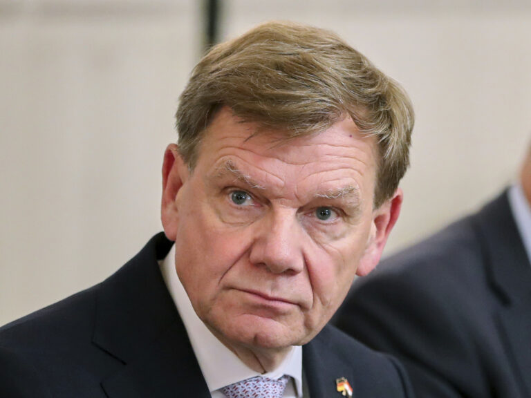 &Sigma;&tau;&eta;&nu; &Kappa;ύ&pi;&rho;&omicron; &omicron; &Upsilon;&Pi;&Epsilon;&Xi; &tau;&eta;&sigmaf; &Gamma;&epsilon;&rho;&mu;&alpha;&nu;ί&alpha;&sigmaf; &pi;&rho;&omicron;&kappa;&epsilon;&iota;&mu;έ&nu;&omicron;&upsilon; &nu;&alpha; &epsilon;&kappa;&phi;&rho;ά&sigma;&epsilon;&iota; &tau;&eta;&nu; &alpha;&lambda;&lambda;&eta;&lambda;&epsilon;&gamma;&gamma;ύ&eta; &tau;&omicron;&upsilon;