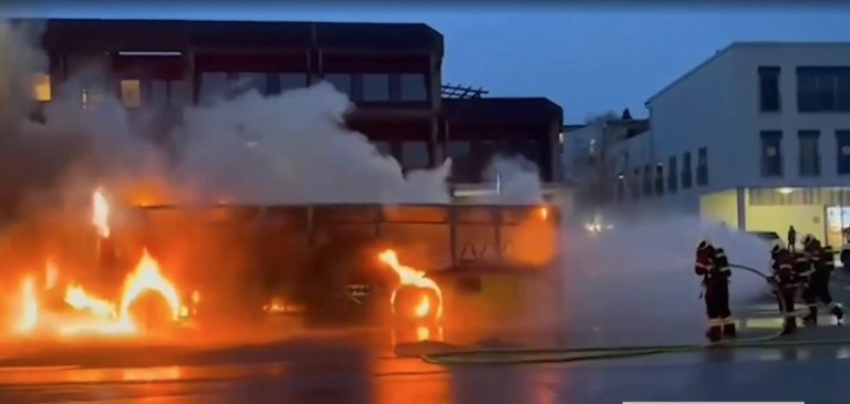 Επιβάτης αυτοπυρπολήθηκε σε λεωφορείο στην Ελβετία- Έξι νεκροί (vid)