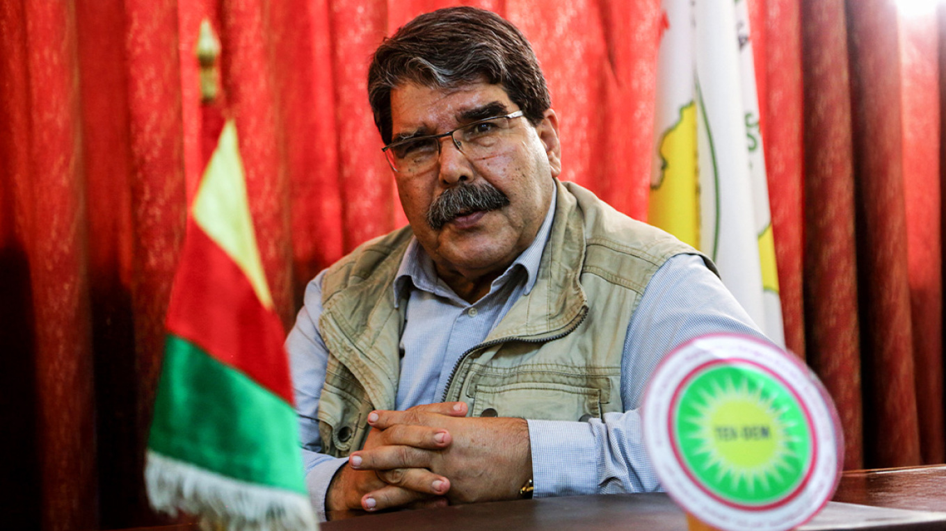 &Pi;έ&theta;&alpha;&nu;&epsilon; &omicron; &Sigma;ά&lambda;&epsilon;&chi; &Mu;&omicron;ύ&sigma;&lambda;&iota;&mu;, &eta;&gamma;έ&tau;&eta;&sigmaf; &tau;&omega;&nu; &Kappa;&omicron;ύ&rho;&delta;&omega;&nu; &tau;&eta;&sigmaf; &Rho;&omicron;&zeta;ά&beta;&alpha;&sigmaf;