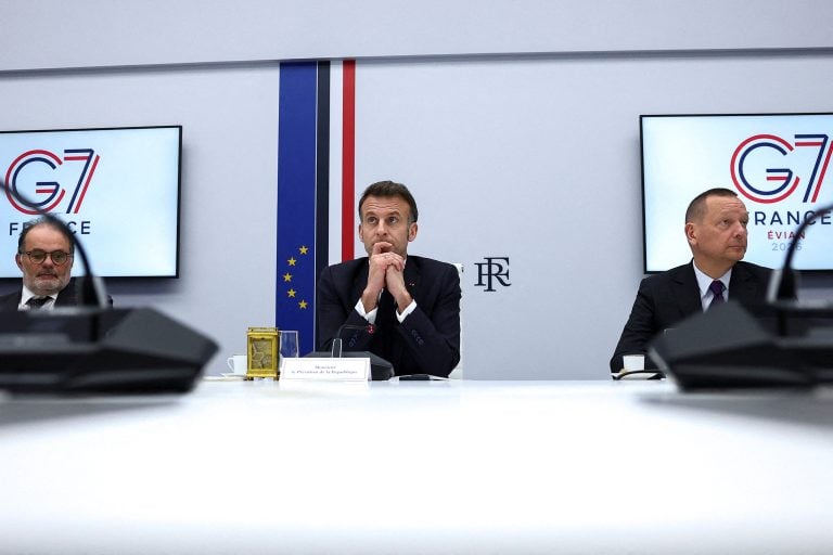 &Pi;ό&lambda;&epsilon;&mu;&omicron;&sigmaf; &sigma;&tau;&eta;&nu; &Omicron;&upsilon;&kappa;&rho;&alpha;&nu;ί&alpha;: &Sigma;&upsilon;&nu;ά&nu;&tau;&eta;&sigma;&eta; &Zeta;&epsilon;&lambda;έ&nu;&sigma;&kappa;&iota; &ndash; &Mu;&alpha;&kappa;&rho;ό&nu; &sigma;&tau;&omicron;&nu; &Pi;&alpha;&rho;ί&sigma;&iota;