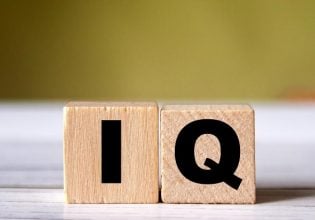 &Pi;&iota;&omicron; &kappa;ά&tau;&omega; &alpha;&pi;ό &tau;&omicron;&nu; &mu;έ&sigma;&omicron; ό&rho;&omicron; &omicron; &delta;&epsilon;ί&kappa;&tau;&eta;&sigmaf; IQ &sigma;&tau;&eta;&nu; &Kappa;ύ&pi;&rho;&omicron; - &Omicron;&iota; &epsilon;&xi;&eta;&gamma;ή&sigma;&epsilon;&iota;&sigmaf; &tau;&omega;&nu; &epsilon;&iota;&delta;&iota;&kappa;ώ&nu;