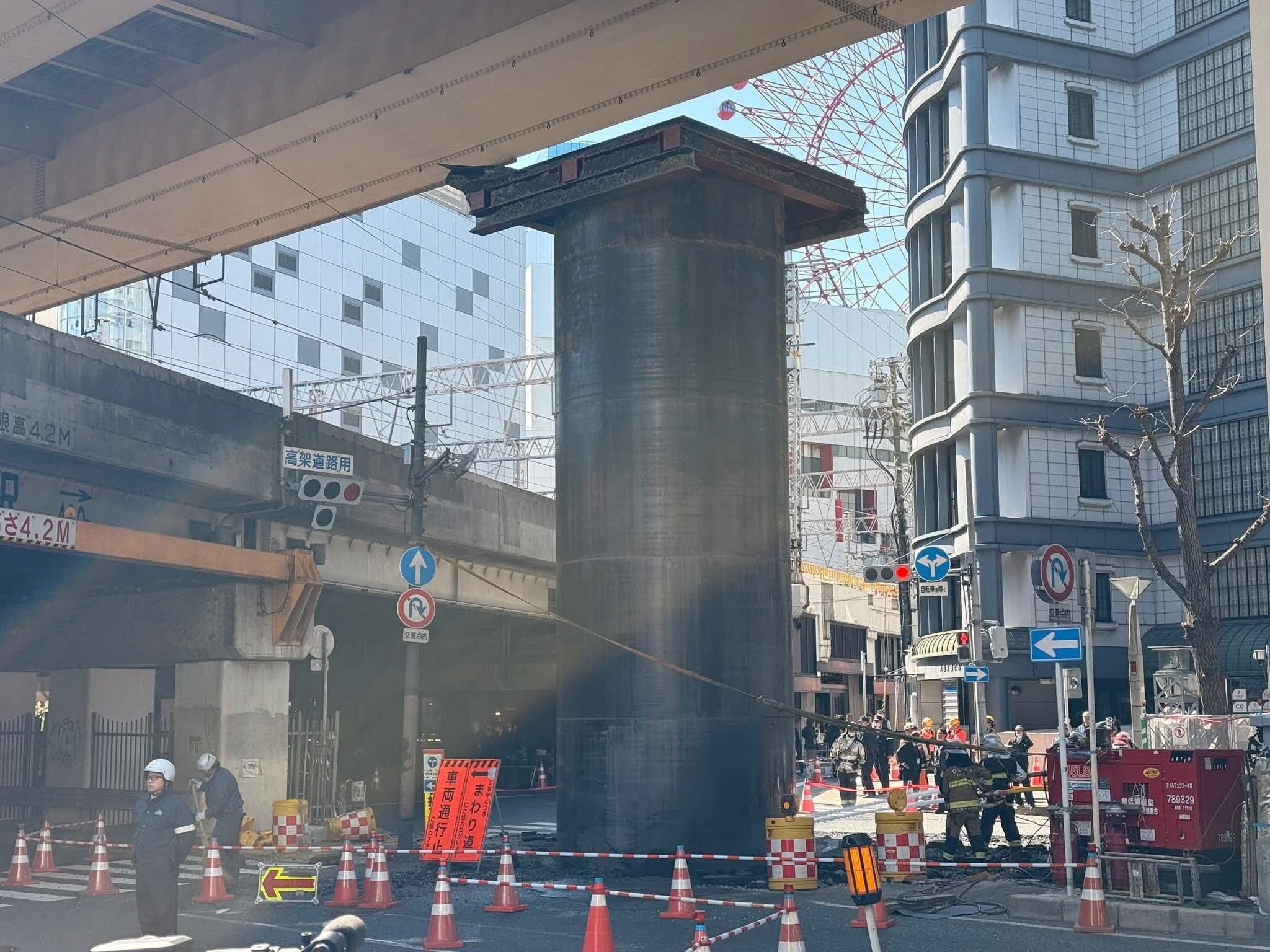 Ιαπωνία: Μυστηριώδης «ανάδυση» γιγάντιου χαλύβδινου σωλήνα σε γνωστή οδό (VID)