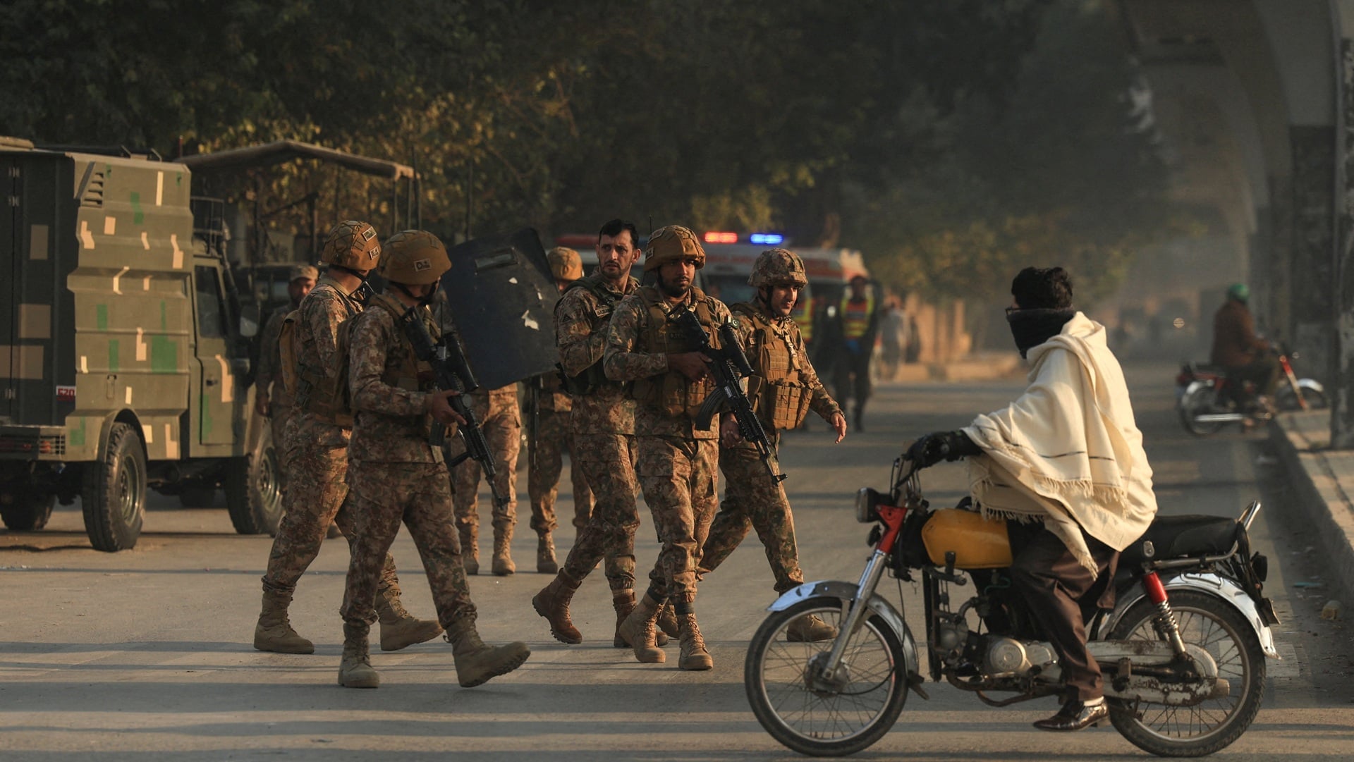 &Nu;έ&omicron;&iota; &beta;&omicron;&mu;&beta;&alpha;&rho;&delta;&iota;&sigma;&mu;&omicron;ί &tau;&omicron;&upsilon; &Pi;&alpha;&kappa;&iota;&sigma;&tau;ά&nu; &sigma;&tau;&eta;&nu; &Kappa;&alpha;&mu;&pi;&omicron;ύ&lambda;