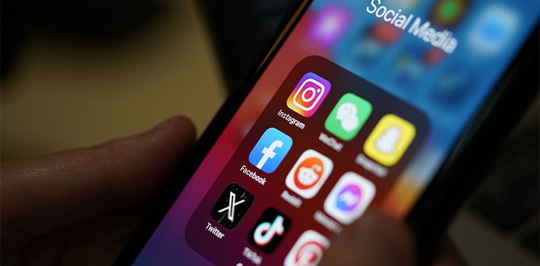 Απαγόρευση Social Media: Το 20% των εφήβων συνεχίζει να τα χρησιμοποιεί