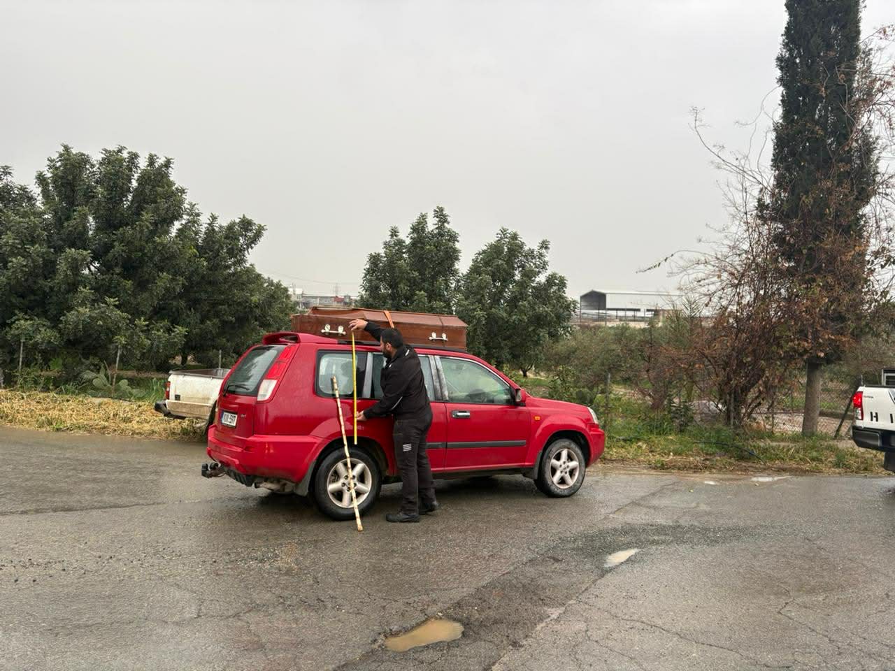 Ορόκλινη: Έκοψαν δρόμους οι κτηνοτρόφοι–Έβαλαν φέρετρο σε οροφή οχήματος (vid)