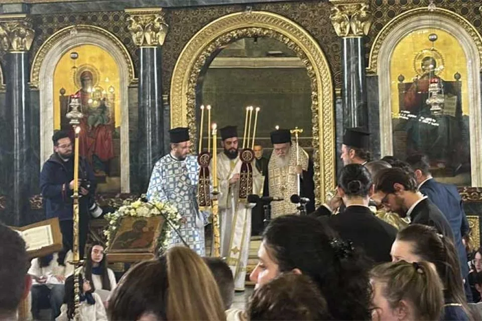 Θεσσαλονίκη: Πλήθος μαθητών ψέλνουν τον Ακάθιστο Ύμνο στον Άγιο Δημήτριο (vid)