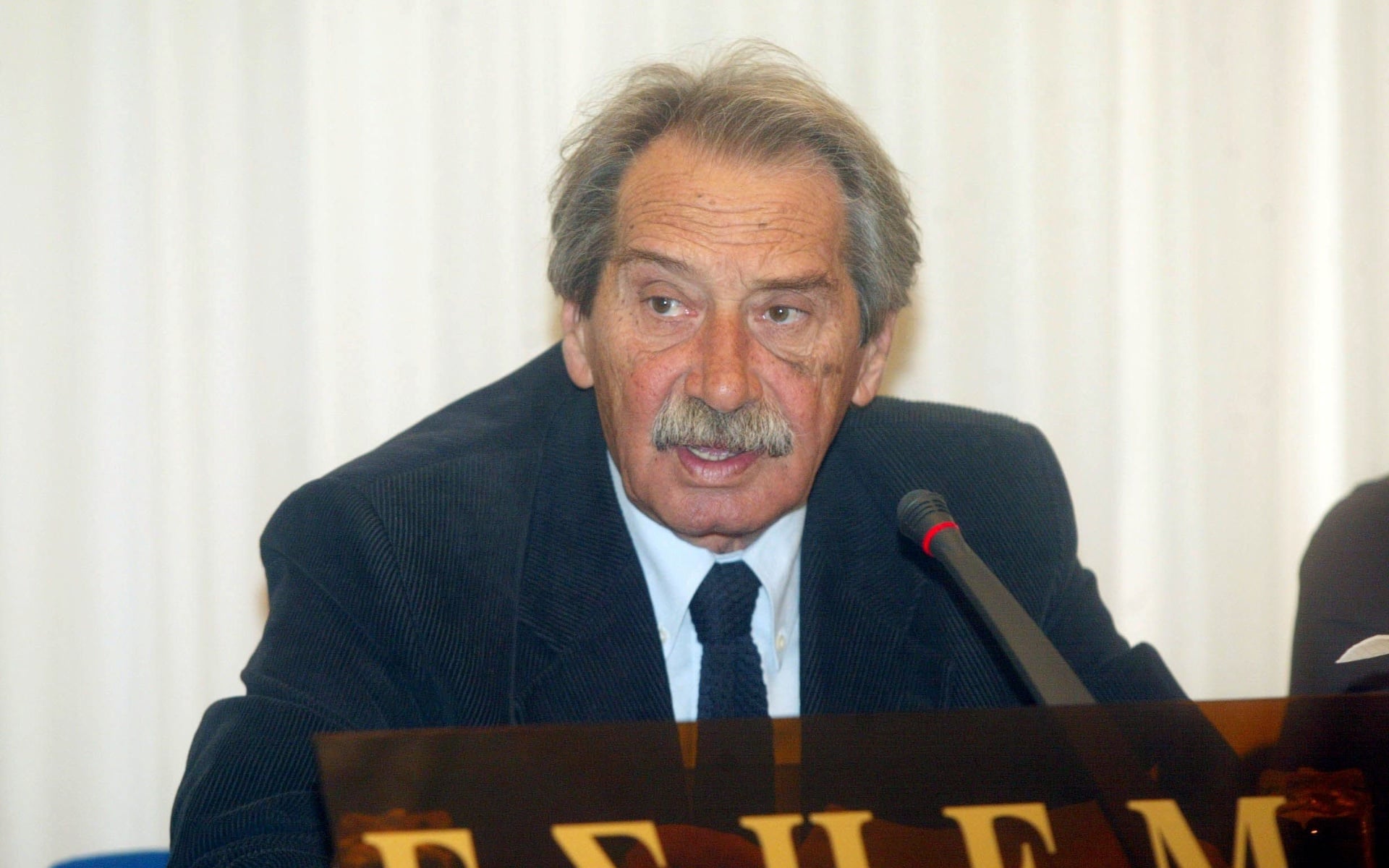 &Epsilon;&lambda;&lambda;ά&delta;&alpha;: &laquo;Έ&phi;&upsilon;&gamma;&epsilon;&raquo; &alpha;&pi;ό &tau;&eta; &zeta;&omega;ή &sigma;&epsilon; &eta;&lambda;&iota;&kappa;ί&alpha; 92 &chi;&rho;&omicron;&nu;ώ&nu; &omicron; &delta;&eta;&mu;&omicron;&sigma;&iota;&omicron;&gamma;&rho;ά&phi;&omicron;&sigmaf; &Alpha;&nu;&tau;ώ&nu;&eta;&sigmaf; &Kappa;&omicron;ύ&rho;&tau;&eta;&sigmaf;