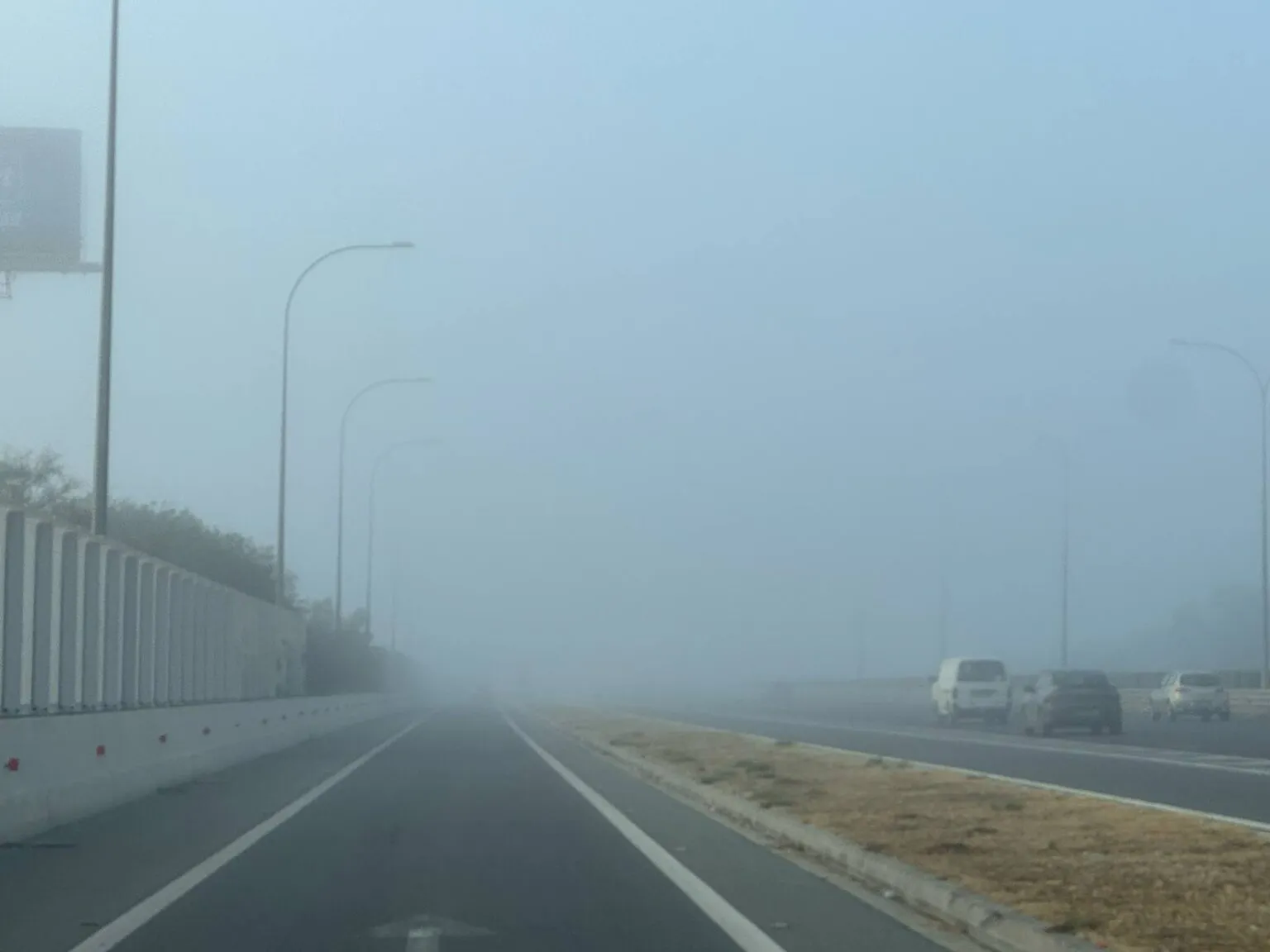 Οδηγοί προσοχή: Πυκνή ομίχλη και πτώση πετρών σε αυτοκινήτοδρομους