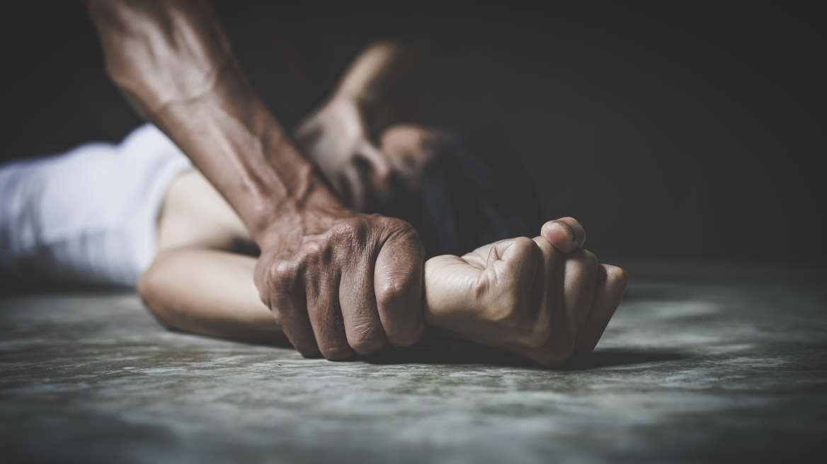Ελλάδα: Σοκαριστική καταγγελία ανήλικης για ομαδικό βιασμό από πέντε άτομα
