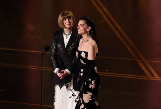 Anne Hathaway &ndash; Anna Wintour: &Omicron; &epsilon;&pi;&iota;&kappa;ό&sigmaf; &delta;&iota;ά&lambda;&omicron;&gamma;ό&sigmaf; &tau;&omicron;&upsilon;&sigmaf; &sigma;&tau;&alpha; Oscars 2026