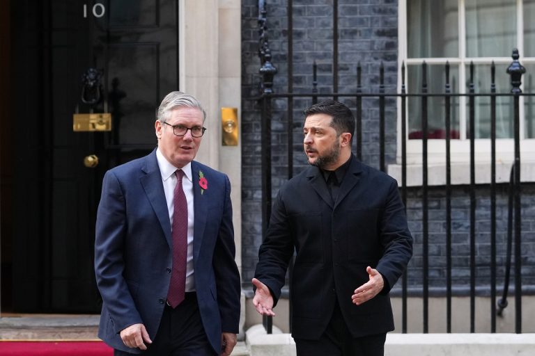 Βρετανία: Συμφωνία αμυντικής συνεργασίας στη συνάντηση Στάρμερ – Ζελένσκι