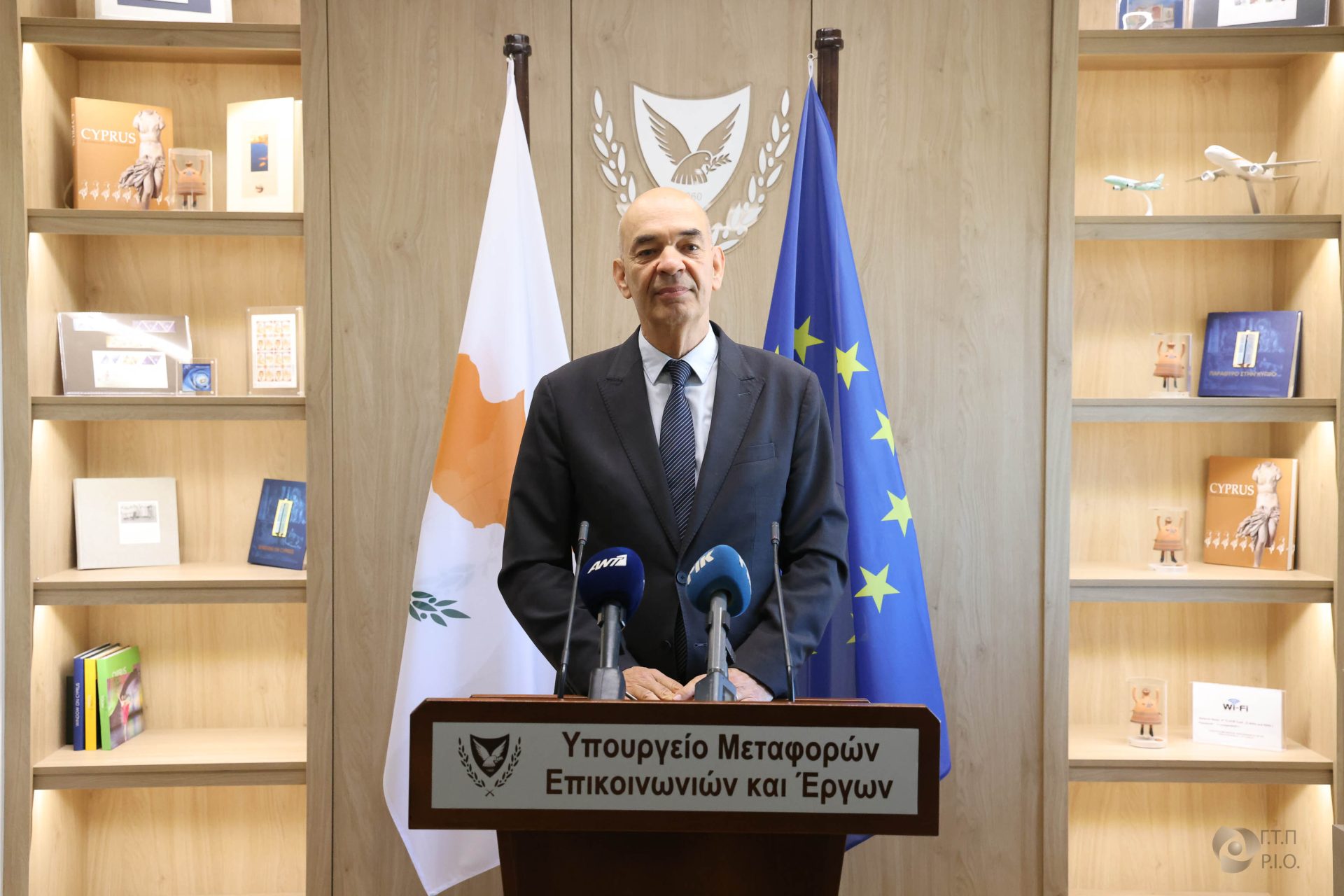 &Tau;&omicron; &Upsilon;&pi;&omicron;&upsilon;&rho;&gamma;&epsilon;ί&omicron; &Mu;&epsilon;&tau;&alpha;&phi;&omicron;&rho;ώ&nu; &chi;&alpha;&iota;&rho;&epsilon;&tau;ί&zeta;&epsilon;&iota; &tau;&eta; &delta;&iota;&alpha;&tau;ή&rho;&eta;&sigma;&eta; &tau;&eta;&sigmaf; &gamma;&rho;&alpha;&mu;&mu;ή&sigmaf; Pame Express