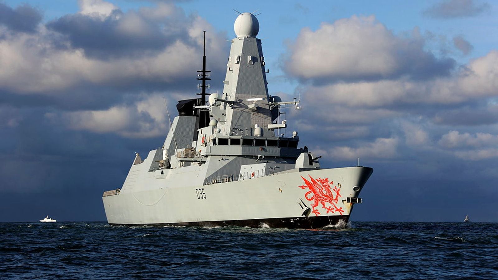 HMS Dragon: Έ&phi;&tau;&alpha;&sigma;&epsilon; &sigma;&tau;&eta; &Mu;&epsilon;&sigma;ό&gamma;&epsilon;&iota;&omicron; - &Pi;έ&rho;&alpha;&sigma;&epsilon; &tau;&alpha; &sigma;&tau;&epsilon;&nu;ά &tau;&omicron;&upsilon; &Gamma;&iota;&beta;&rho;&alpha;&lambda;&tau;ά&rho; (&Beta;&Iota;&Nu;&Tau;&Epsilon;&Omicron;)