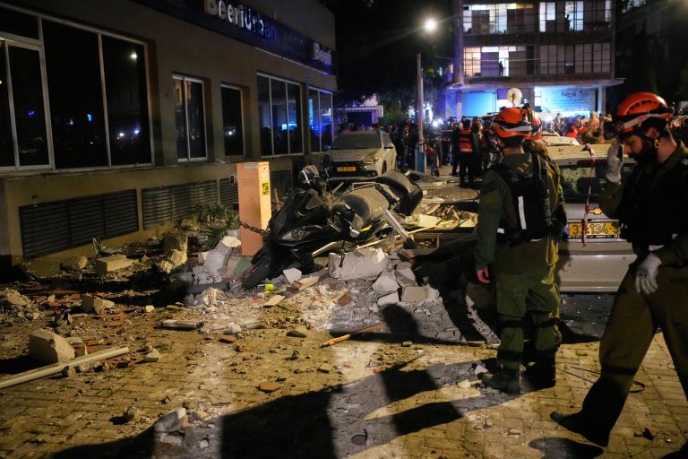 LIVE: Βόμβες διασποράς χτύπησαν το Ισραήλ - Όρκος εκδίκησης Ιράν για Λαριτζανί