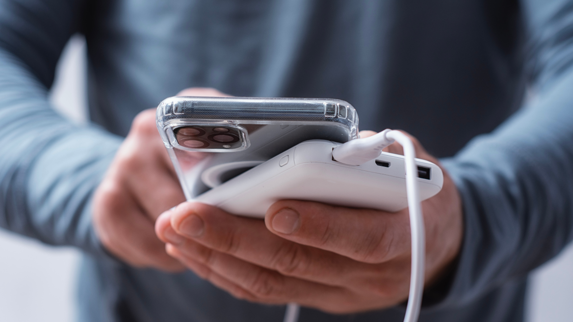 Γιατί τα κινητά τηλέφωνα δεν πωλούνται πια με φορτιστή - Οι βασικοί λόγοι