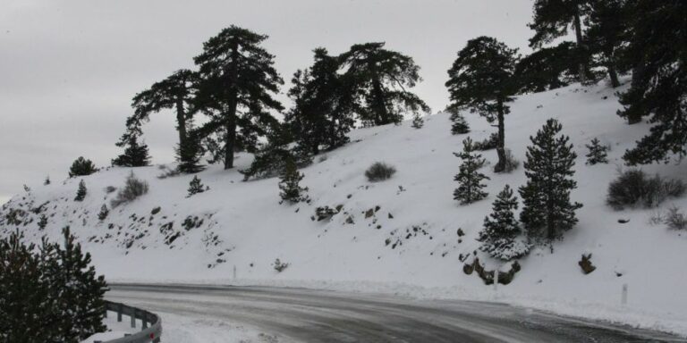Χιονόπτωση στην κορυφή του Τροόδους επηρεάζει την οδική κυκλοφορία