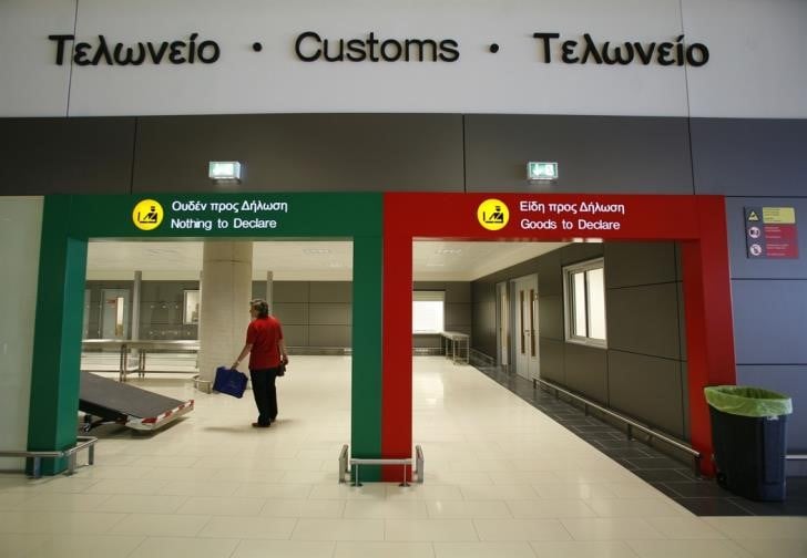 Αεροδρόμιο Λάρνακας: «Καμπάνες» σε Ρώσους για αδήλωτα πολυτελή προϊόντα (ΦΩΤΟ)