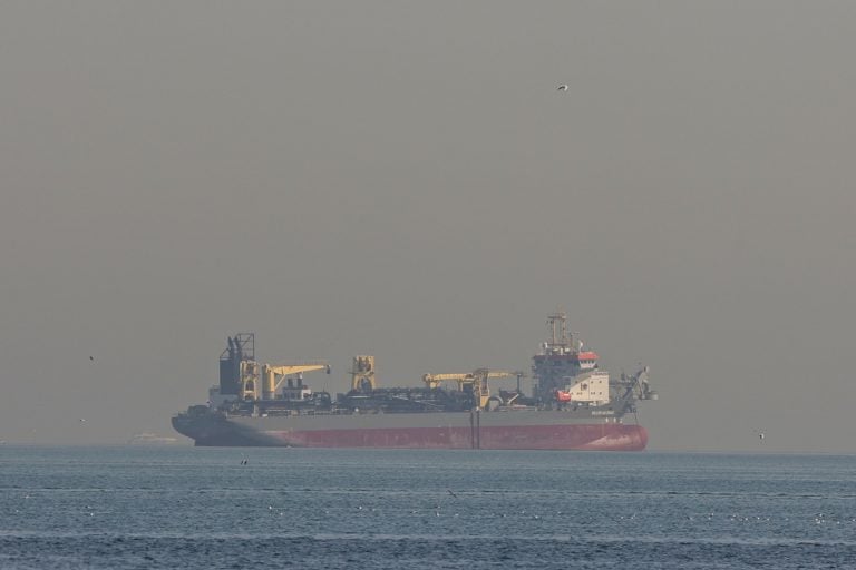 Fitch: Στα $120 η τιμή Μπρεντ αν κλείσουν τα Στενά του Ορμούζ για 6 μήνες