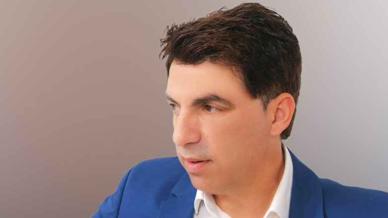 Ο τραγουδιστής Γιώργος Τσιτόγλου βρέθηκε μαχαιρωμένος μέσα στο σπίτι του